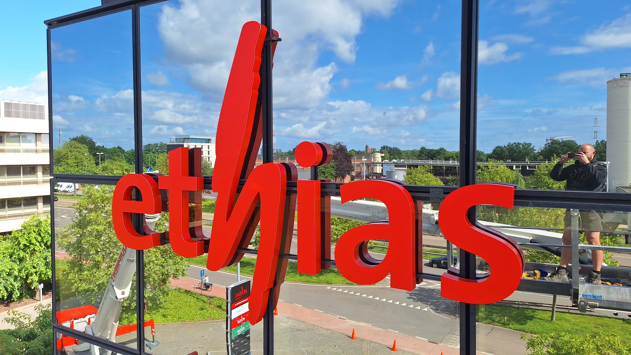 Knappe lichtreclame voor hoofdkantoor Ethias in Hasselt